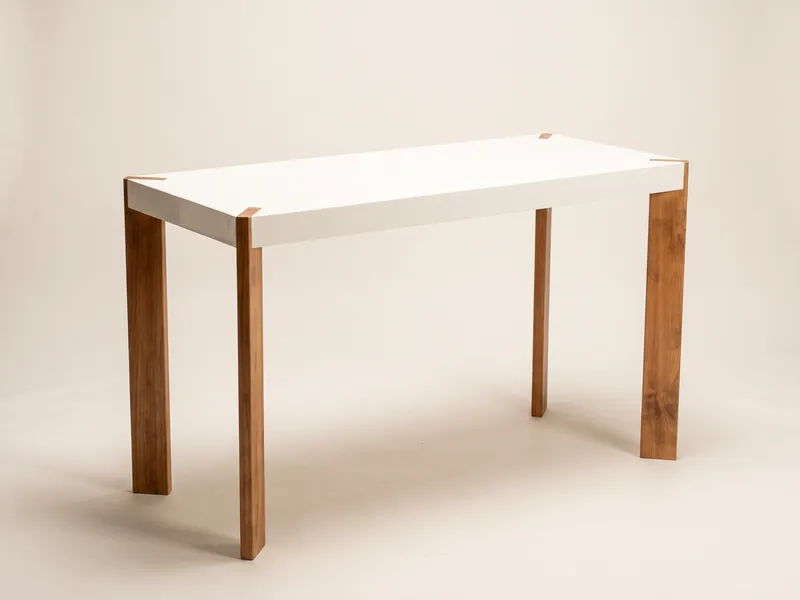 Mesa Blanca con Patas de Madera